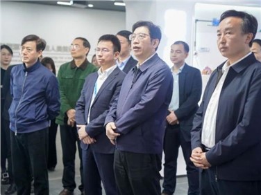 湖南省政協(xié)黨組成員、秘書長(zhǎng)鄧群策帶隊(duì)考察調(diào)研中偉寧鄉(xiāng)產(chǎn)業(yè)基地